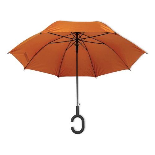 Oranger Regenschirm mit speziellem Griff.