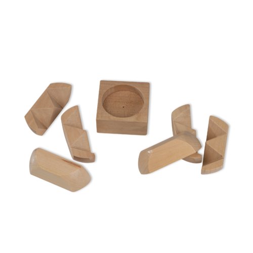 Beiges Holz-Geduldspiel mit mehreren Teilen.