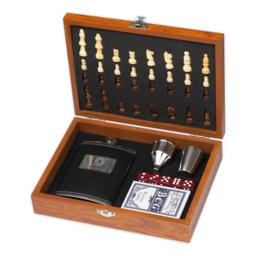 Holz Spiele-Set mit Schachfiguren, Würfeln, Spielkarten und Flachmann.