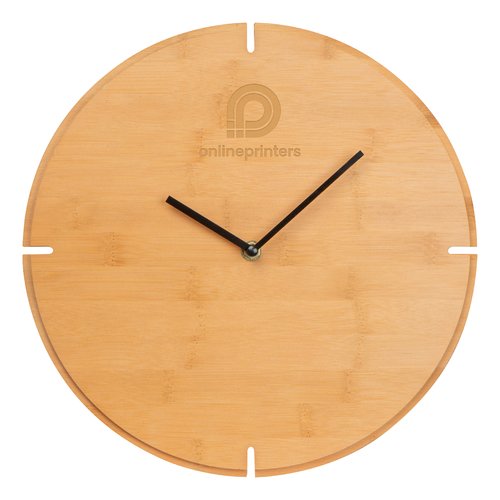 Beige Wanduhr aus Holz mit Stunden- und Minutenzeiger.