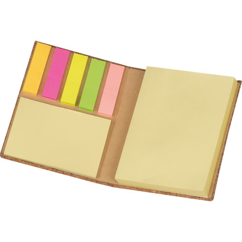 Beiges Notizbuch aus Kork mit Haftnotizen und Markern.