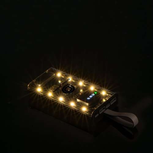 Transparente Powerbank mit USB-Anschlssen und LED-Leuchten.