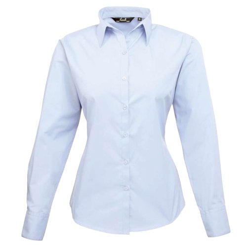 Hellblaue Damen-Bluse aus Popeline mit Knopfleiste und Kragen.