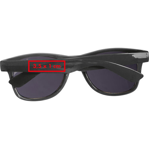 Dunkle RPET Sonnenbrille im klassischen Design.