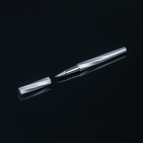 Messingfarbener Rollerball-Stift mit Kappe.