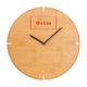 Helle Holz-Wanduhr mit schwarzen Zeigern.